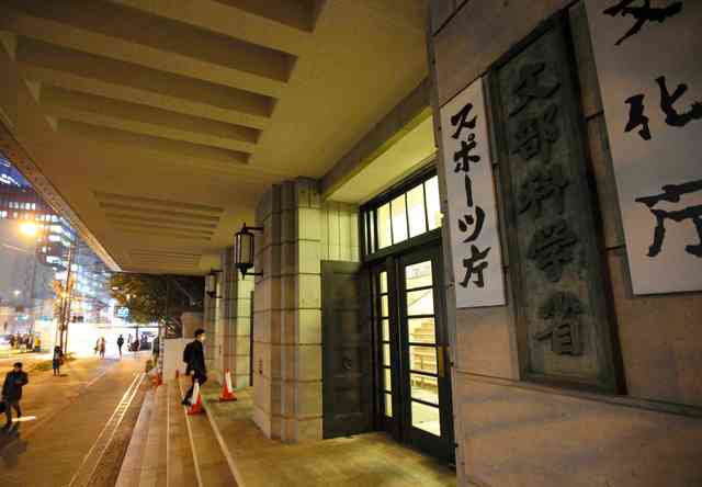 困窮学生への10万円給付、予算700億円弱　留学生も対象（朝日新聞デジタル） - Yahoo!ニュース