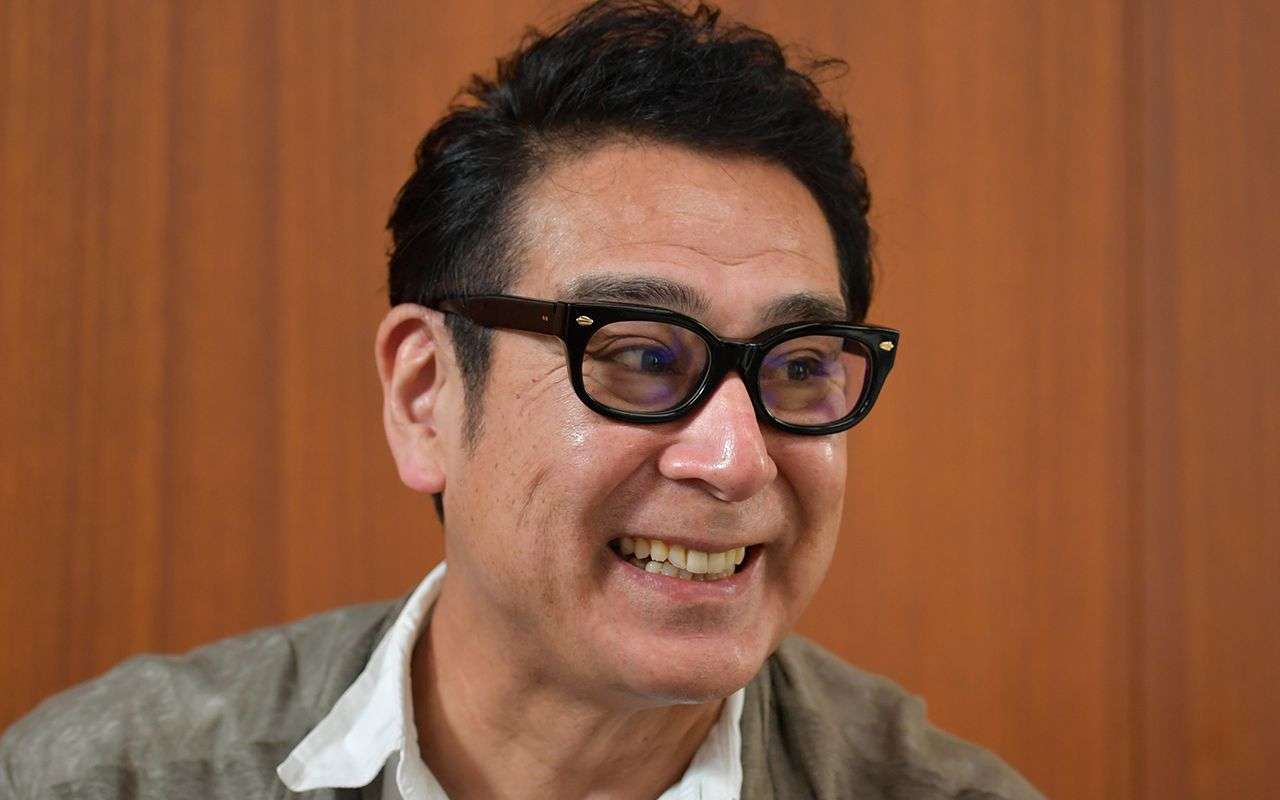 「夕飯はいつもオハウでした」宇梶剛士が明かす“アイヌ民族出身の母から教わったこと” | 文春オンライン