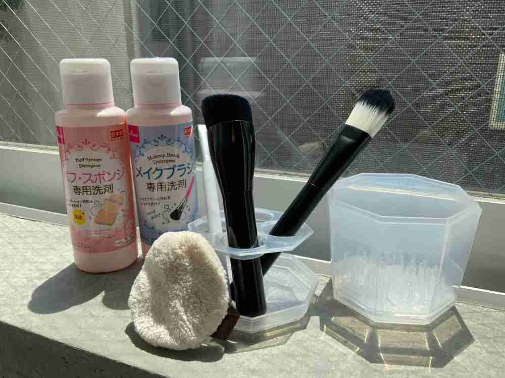 ダイソーの「メイクブラシクリーナー」で1年放置した“汚ブラシ“が5秒できれいになった♡ - CanCam.jp（キャンキャン）