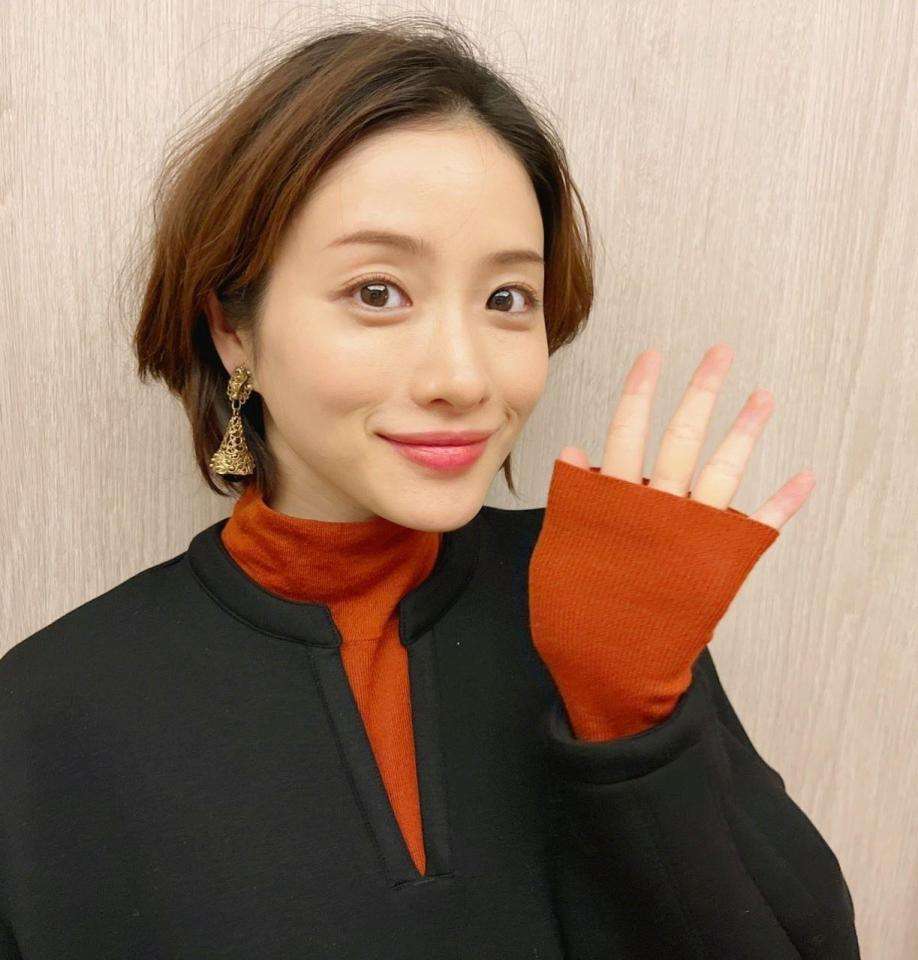 石原さとみ「35歳になりました！」事務所インスタの2021年の“トリ”務める