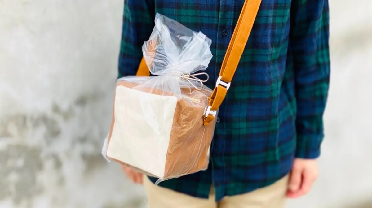 お腹が空いたらかじっちゃいそう！　おいしそうすぎる「巨大あんぱんポシェット」に反響