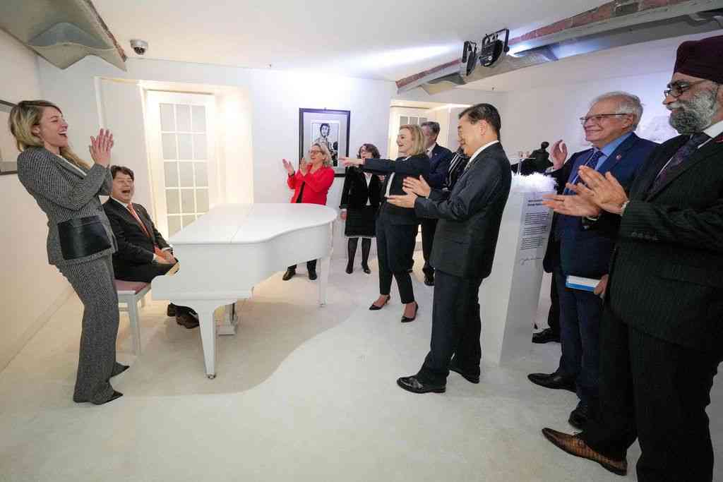 林外相、ピアノで「イマジン」披露　ビートルズ博物館で―Ｇ７：時事ドットコム