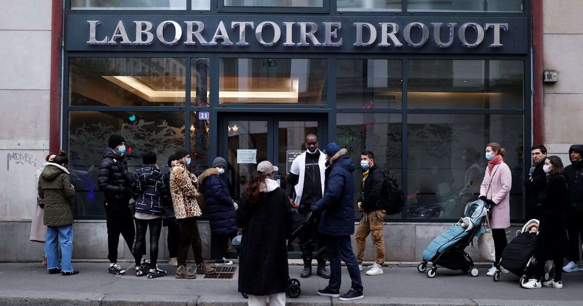 仏のコロナ新規感染者、初の10万人超　過去最高更新: 日本経済新聞