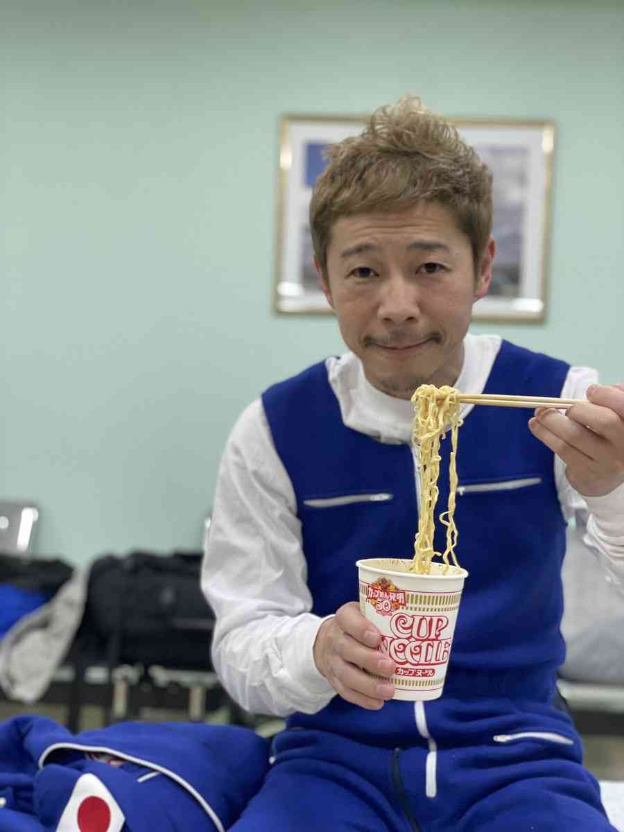 前澤友作氏　感激初ツイート「宇宙なう」　Tシャツ&短パンであぐら浮遊姿も　ISS滞在始まる