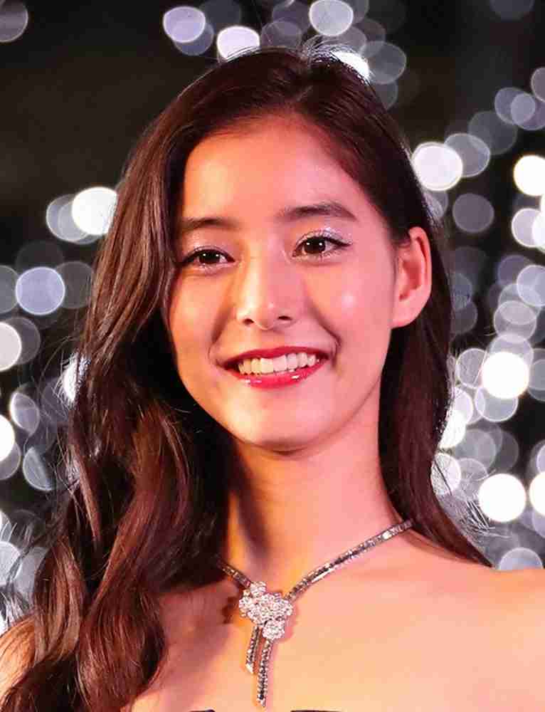新木優子が28歳誕生日「笑顔で過ごしていきたい」、ケーキ手に親友・谷まりあと満面笑みの投稿に祝福続々