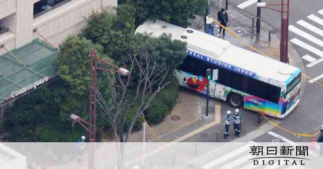 バスがマンション敷地に突っ込む　1階に保育園　大阪・住之江：朝日新聞デジタル
