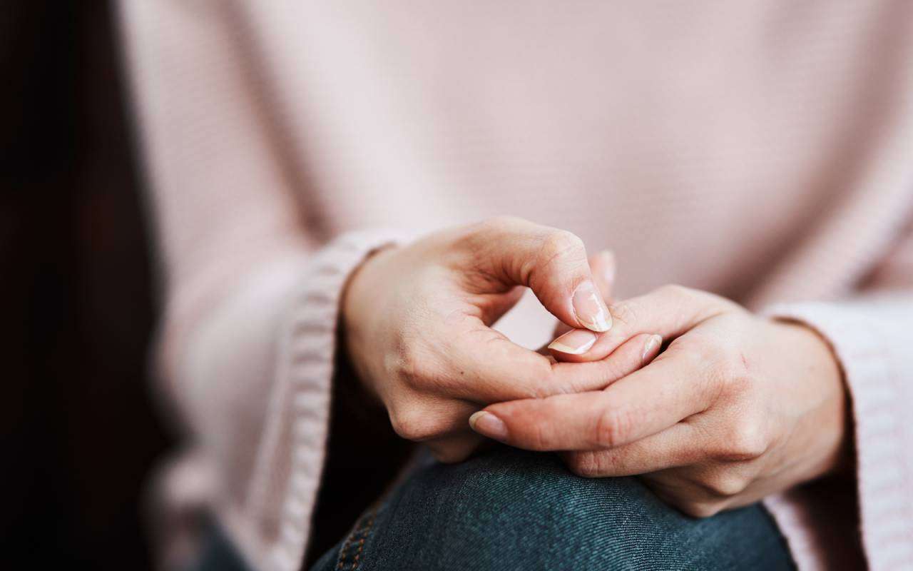 「下着がない状態で手をつないで人通りの中を…」29の人格を持つ女性が受けた、幼い頃の性的虐待 | 文春オンライン