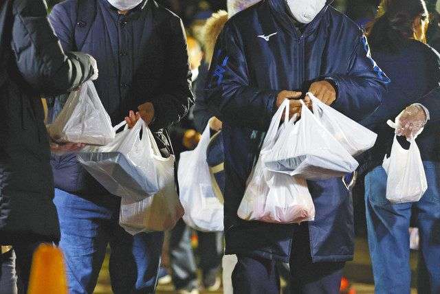 「先が見えません」年の瀬、無料の食品求めて続く都会の行列　「パンク寸前」悲鳴上げる支援団体：東京新聞 TOKYO Web