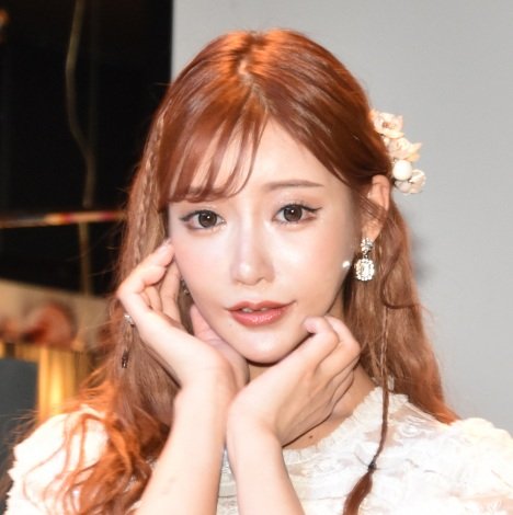 業界初の“キャバ嬢アイドルグループ”が誕生 元グラドルら7人組 明日花キララが審査委員長