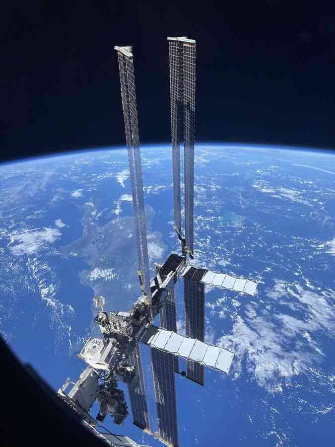 前澤友作氏、宇宙から見た青い星地球とＩＳＳの写真を初掲載「これほんとにやばくない！？リアルだよ！？」（スポーツ報知） - Yahoo!ニュース
