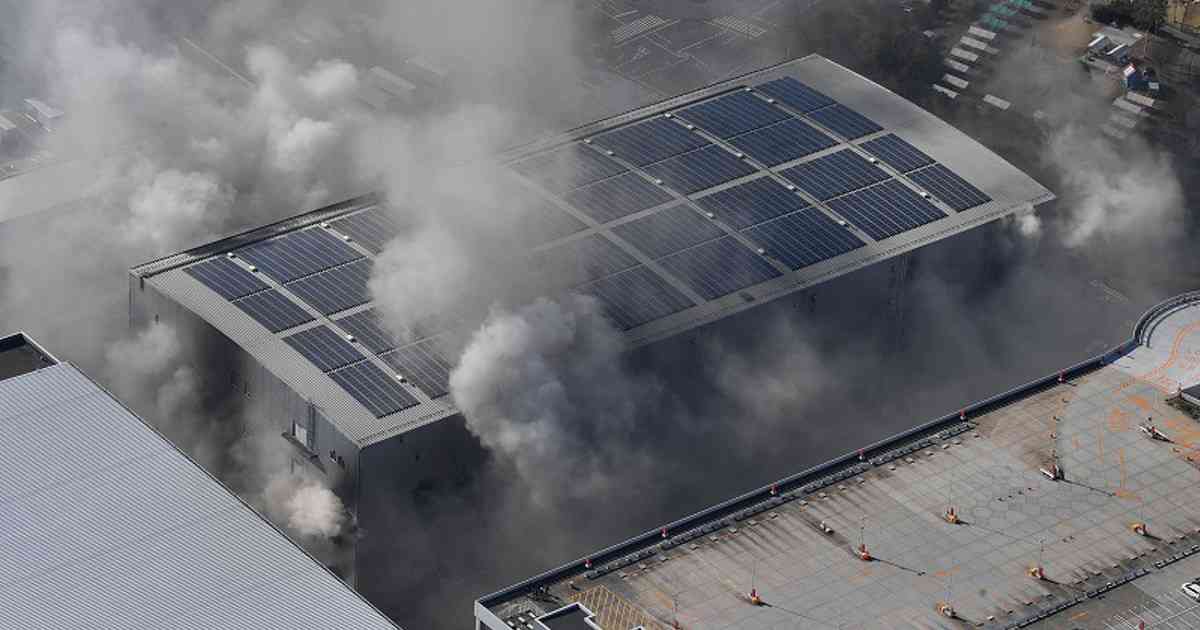 大阪・舞洲の倉庫火災、消火活動続く　医薬品や食品など焼ける  ［写真特集1/6］ | 毎日新聞
