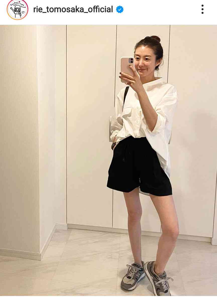 ともさかりえ、超ミニの私服で42歳の美脚を公開「ほっそ～い」「真っ直ぐで綺麗な足」