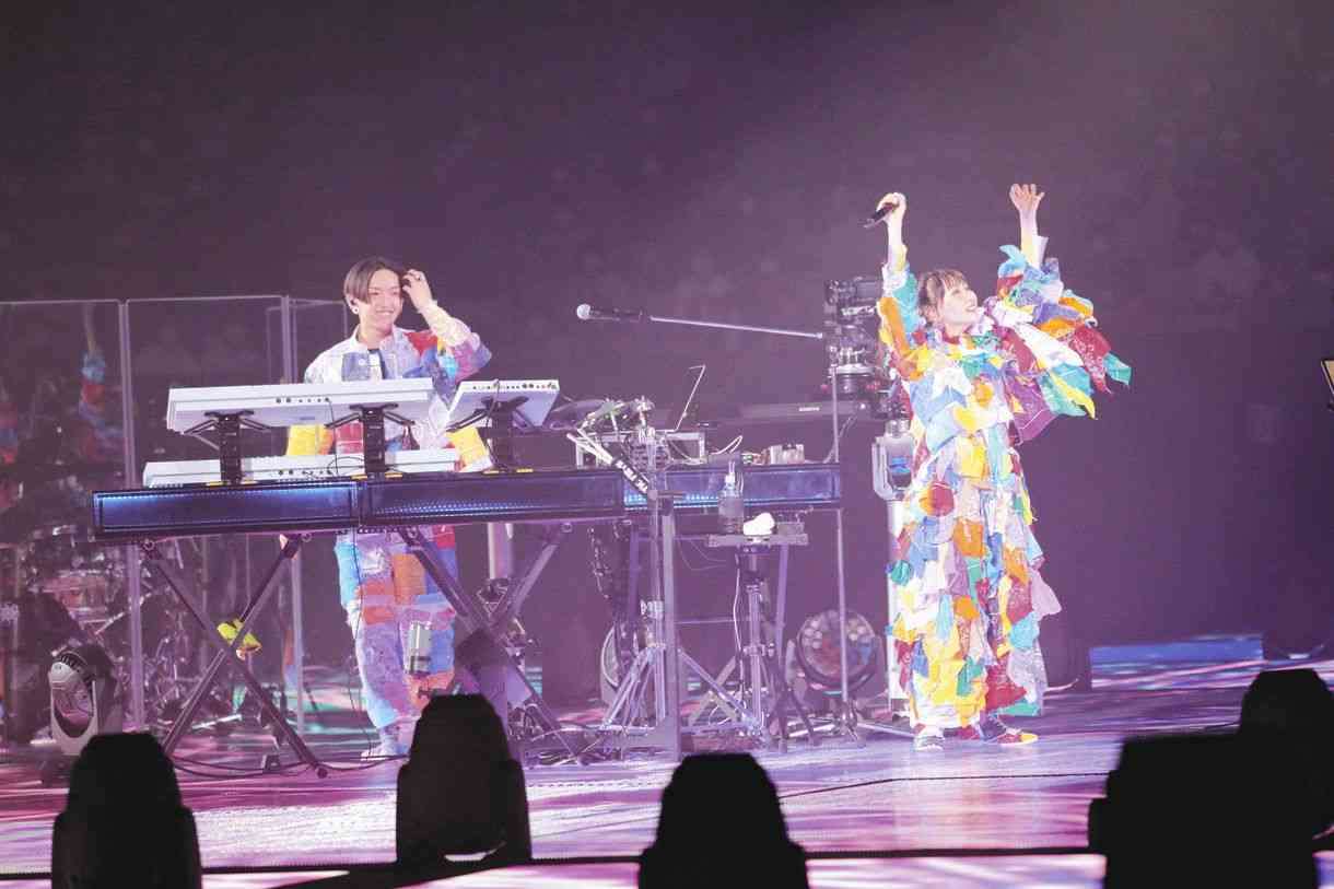 YOASOBI“初の有観客ライブ”に酷評…「生歌が下手すぎてびっくり」