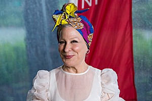ベット・ミドラー、メラニア・トランプ大統領夫人のアクセントを揶揄する発言を謝罪 | Daily News | Billboard JAPAN
