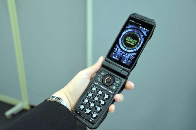 「最強」ガラケーが4G対応　KDDIとカシオ再タッグ、無償交換も