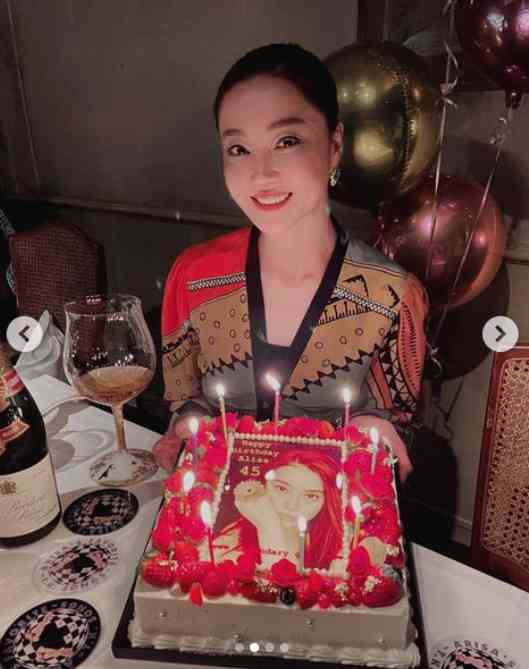 観月ありさ、祝福バルーンで45歳の誕生日を報告「芸歴40周年と歌手デビュー30周年を迎えました」
