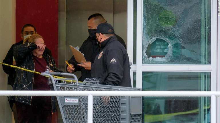 米ロス百貨店で警官発砲、試着室の壁貫き中の少女死亡