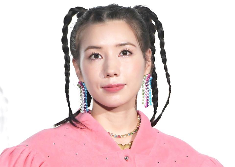 仲里依紗　個性的な紫ニューヘアに「クレオパトラみたい」「姫カット」