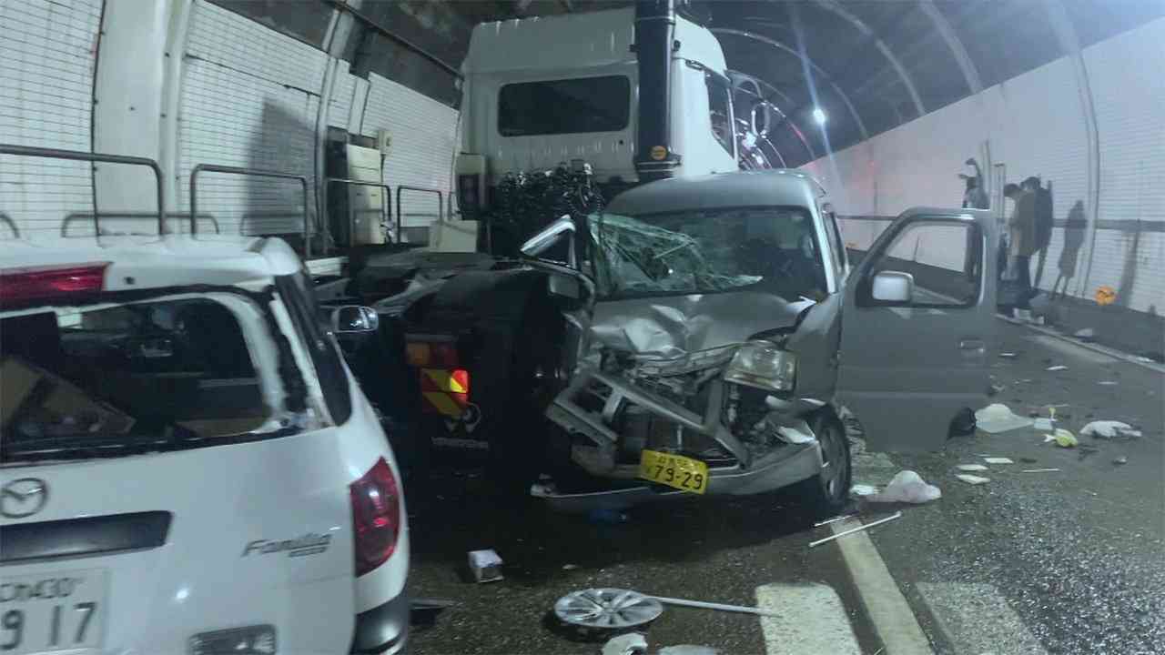 高速のトンネル30台多重事故　ブレーキ利かず次々スリップ 当事者が語った路面の異常（フジテレビ系（FNN）） - Yahoo!ニュース