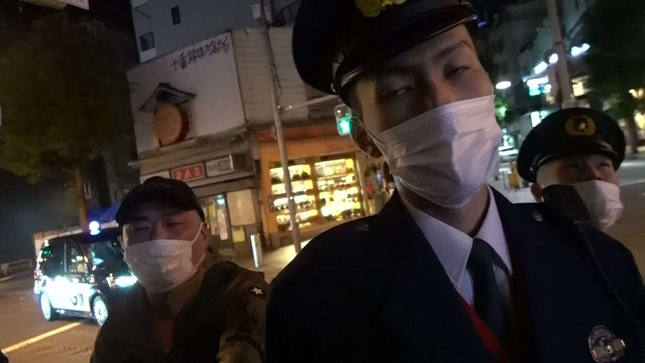 安田大サーカス　クロちゃん　シーズン四麻暴喧嘩　 警察　japanese Famous karen Who Got OWNED Freakouts  by the arrival of the cop - YouTube