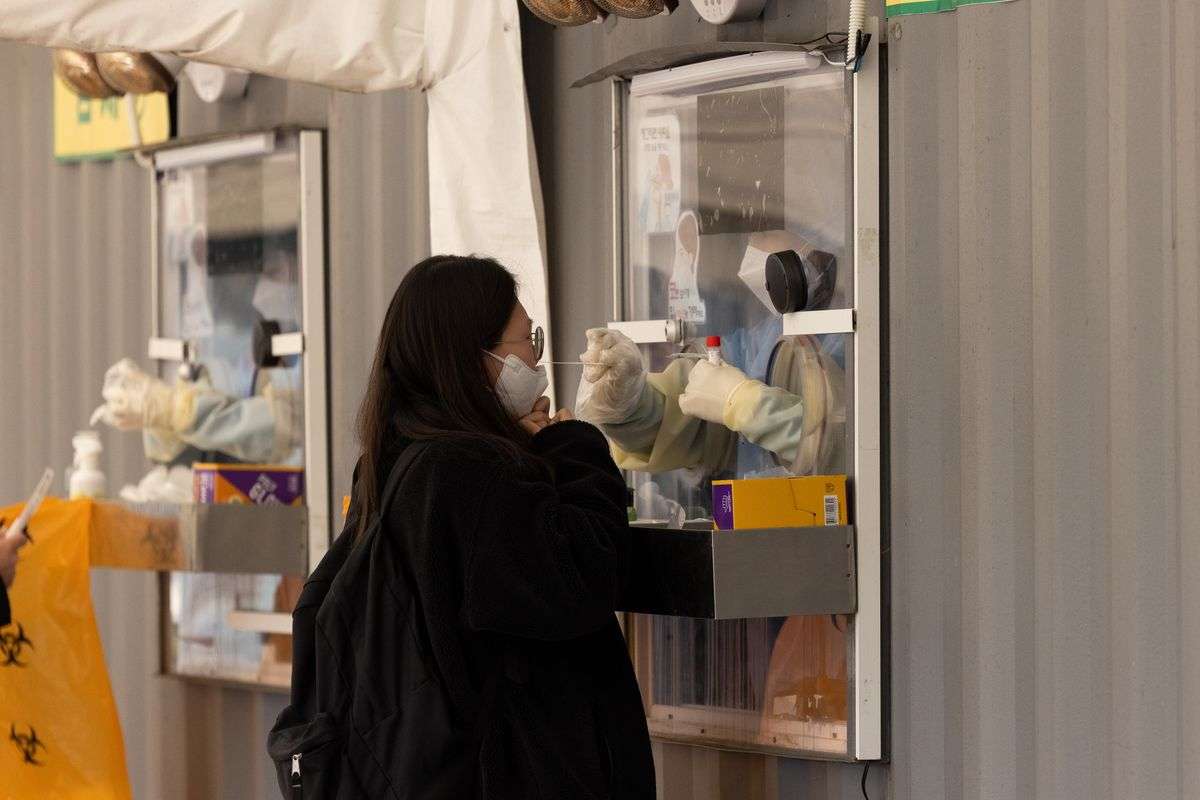 オミクロンはコロナ終焉シグナルか－ＪＰモルガンが押し目買い勧める - Bloomberg
