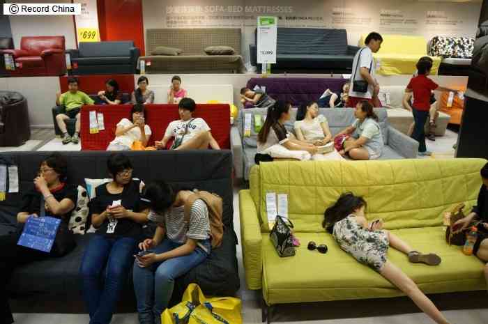 大雪で帰宅できずにいた客がIKEA店内でお泊り　「誰もが夢見た状況」と羨望の声（デンマーク）