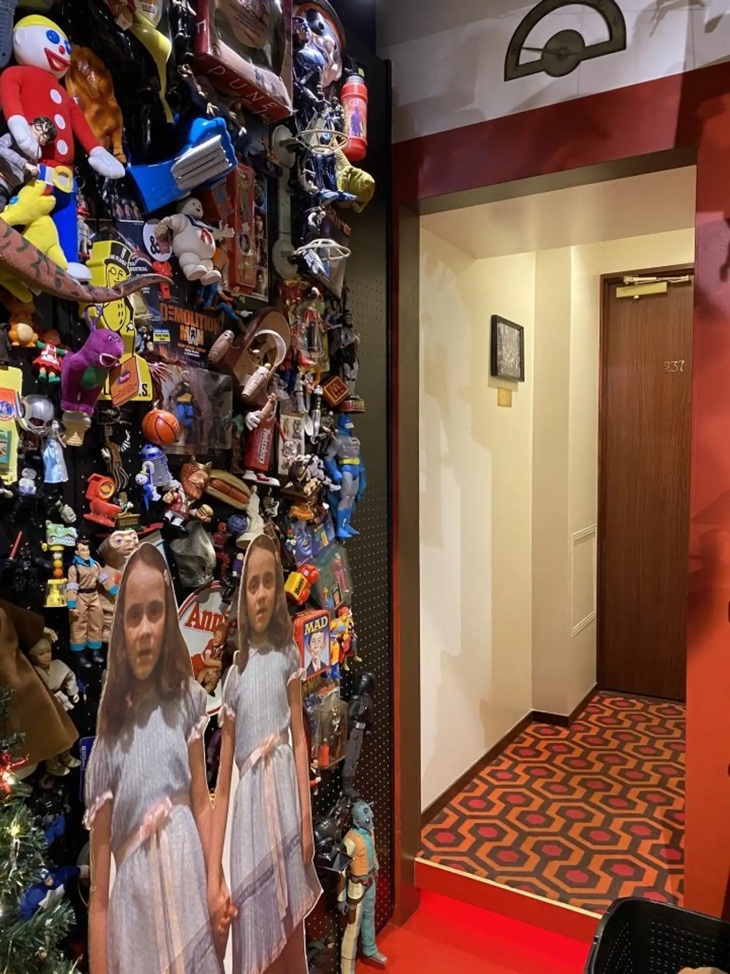 これは絶叫不可避...　客が悲鳴をあげまくる「シャイニング」すぎるトイレに反響「心臓に悪い」