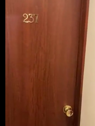 これは絶叫不可避...　客が悲鳴をあげまくる「シャイニング」すぎるトイレに反響「心臓に悪い」