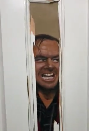 これは絶叫不可避...　客が悲鳴をあげまくる「シャイニング」すぎるトイレに反響「心臓に悪い」