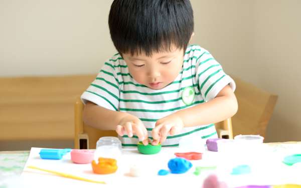 発達障害「グレーとは　白ではなくて　薄い黒」誤解される本当の理由【子どもの発達障害　現場から伝えたい“本当のこと”  第1回】｜ウーマンエキサイト(2/3)