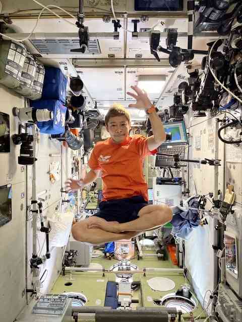 前澤友作氏　感激初ツイート「宇宙なう」　Tシャツ&短パンであぐら浮遊姿も　ISS滞在始まる