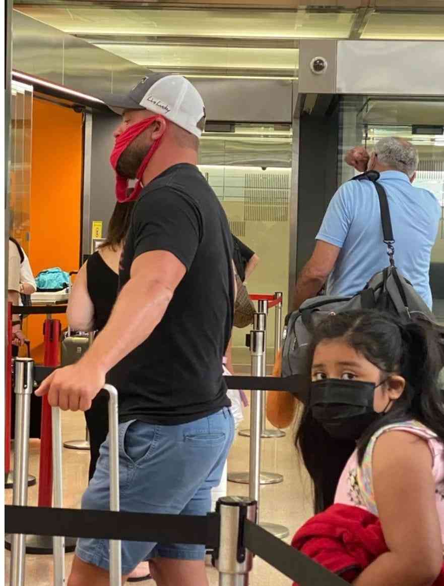 Tバックを顔に装着し「これはマスク」。迷惑な乗客が飛行機から降ろされる