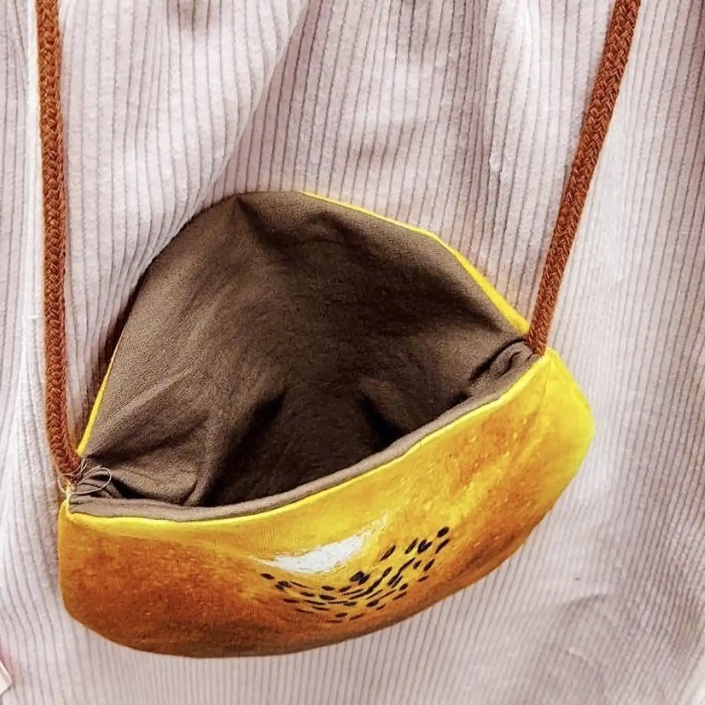 お腹が空いたらかじっちゃいそう！　おいしそうすぎる「巨大あんぱんポシェット」に反響