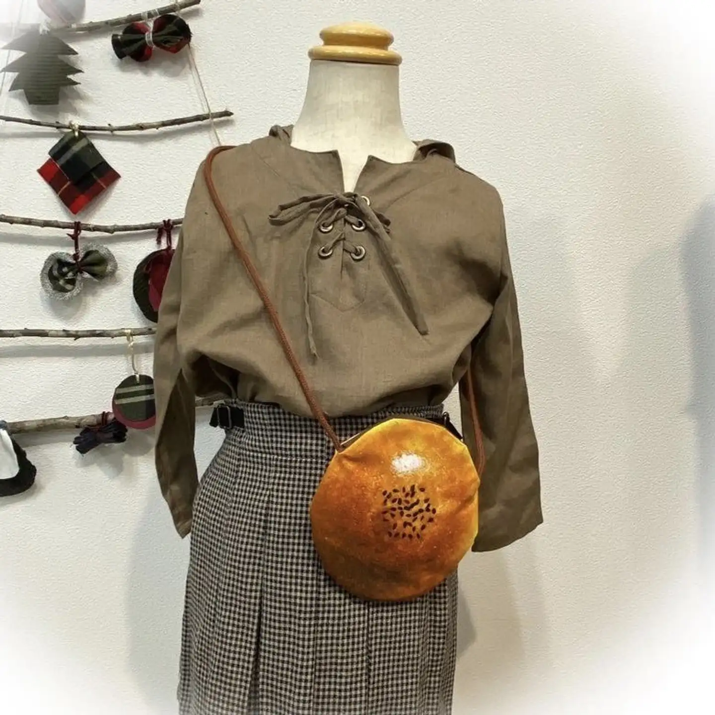 お腹が空いたらかじっちゃいそう！　おいしそうすぎる「巨大あんぱんポシェット」に反響