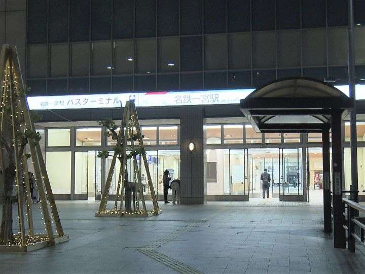 ホームで転び電車の側面にぶつかったか…駅で10代女子学生が進入してきた電車と接触 搬送も命に別条なし