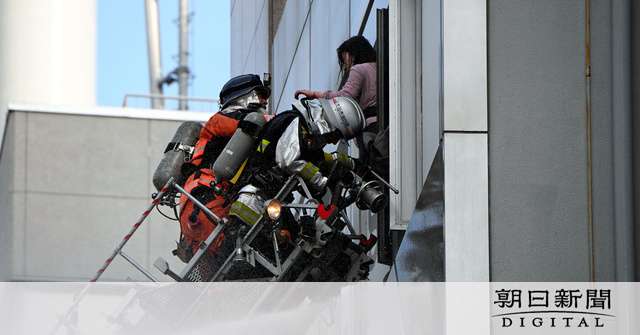 大阪・北新地のビルで火災、27人心肺停止　放火の可能性、警察捜査：朝日新聞デジタル