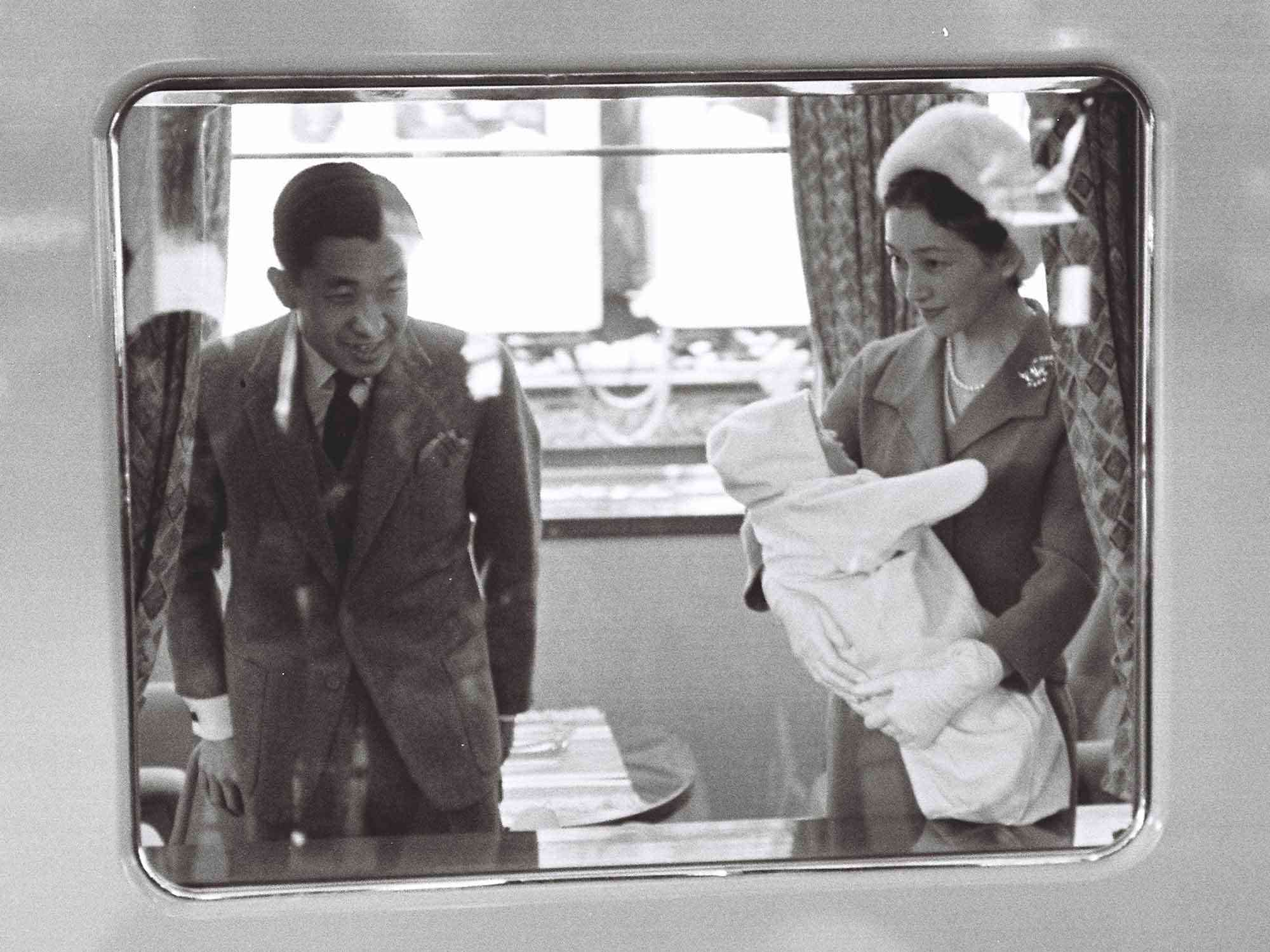 １９６６年、礼宮さまとともに葉山に出発する皇太子ご夫妻。（6/21）－皇室と鉄道　「お召し列車」とともに 平成の天皇と鉄道：朝日新聞デジタル