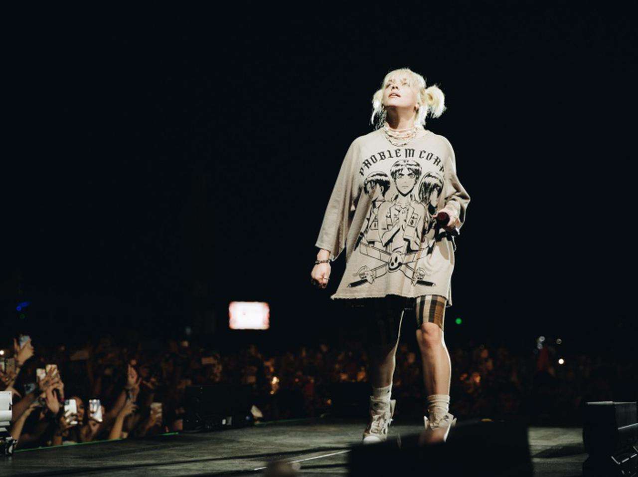 ビリー・アイリッシュ、ここ一番の大舞台で『進撃の巨人』Tシャツを着用 - フロントロウ -海外セレブ＆海外カルチャー情報を発信