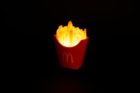 【福袋2022】マクドナルドは「マンハッタンポーテージ」とコラボ 美しく光るポテトライトに保温・冷リュックなどSPグッズ