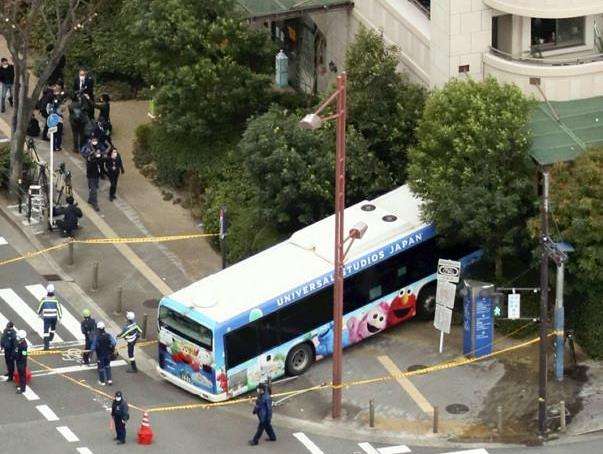 １階に保育園、マンション敷地にバス突っ込む…運転手「せき込んだ」 : 社会 : ニュース : 読売新聞オンライン