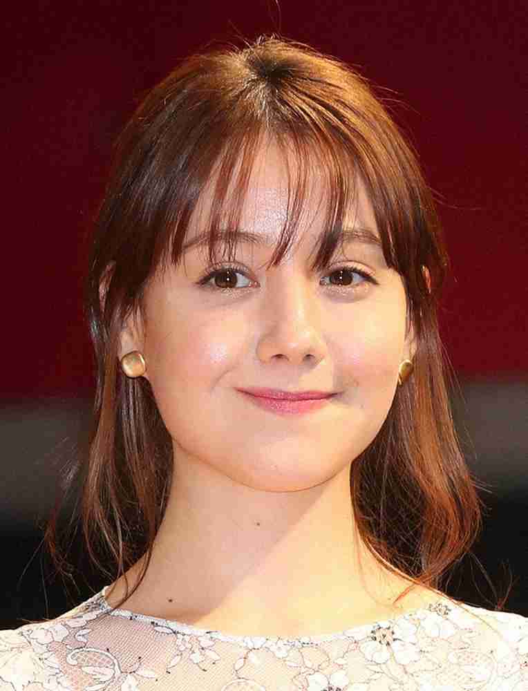 トリンドル玲奈 “透け透け”ロングドレス姿で美脚チラリ 「美しさ半端ない」「人魚みたい」の声
