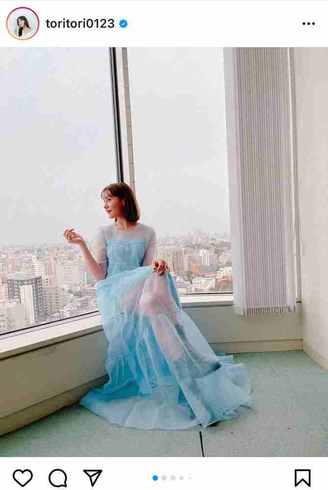 トリンドル玲奈 “透け透け”ロングドレス姿で美脚チラリ 「美しさ半端ない」「人魚みたい」の声