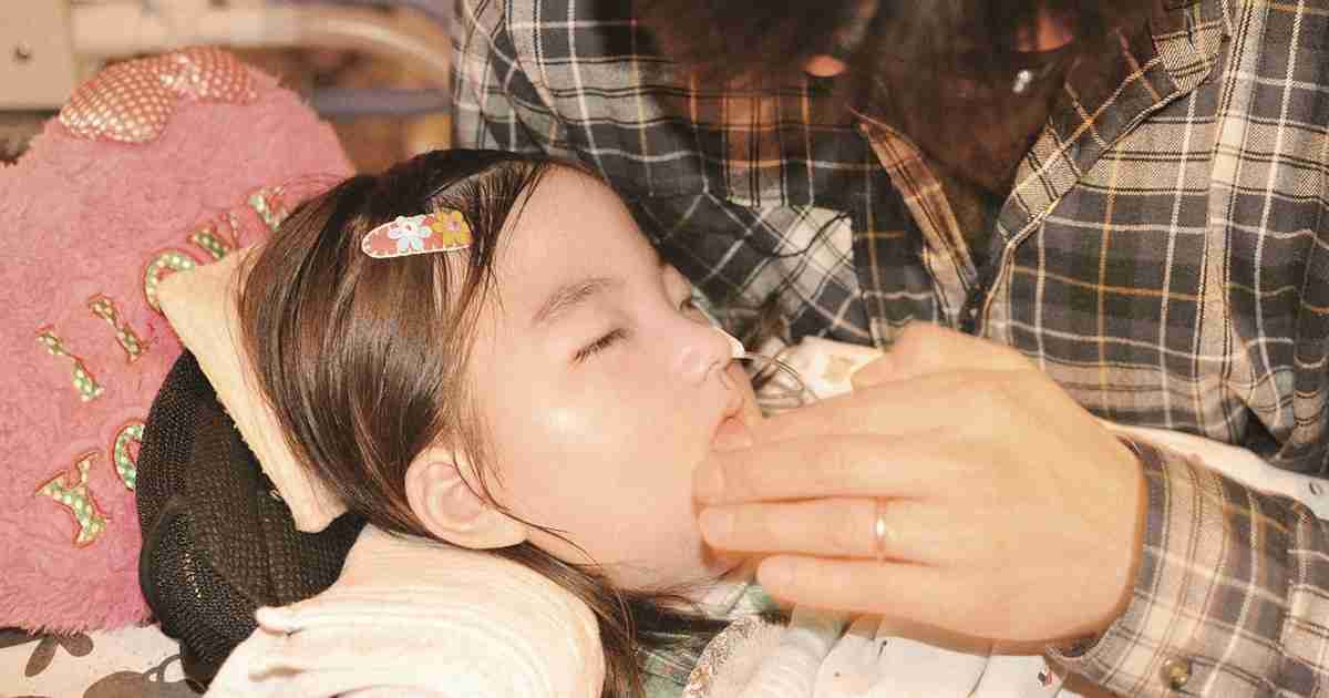 温かなほのかさんの日常　医療的ケア児の成長描く映画「帆花」 | 毎日新聞
