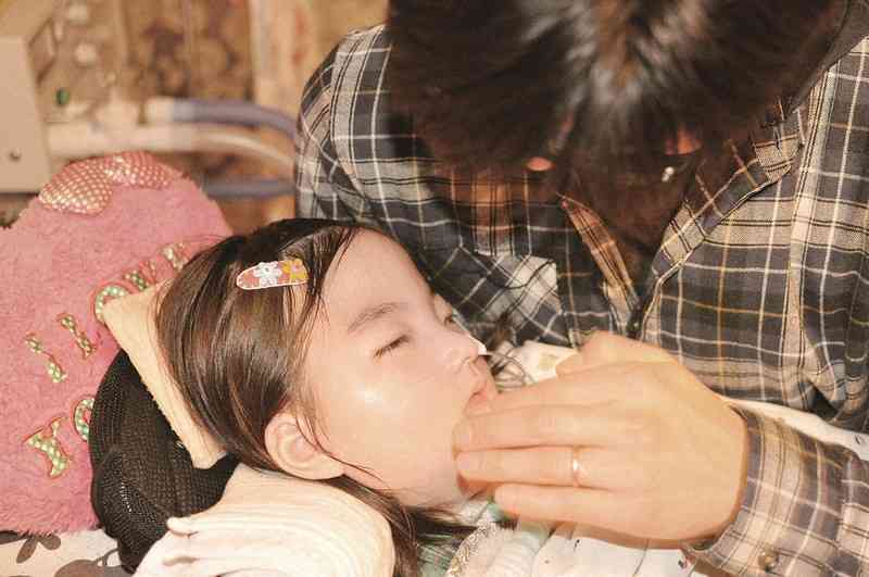 温かなほのかさんの日常　医療的ケア児の成長描く映画「帆花」
