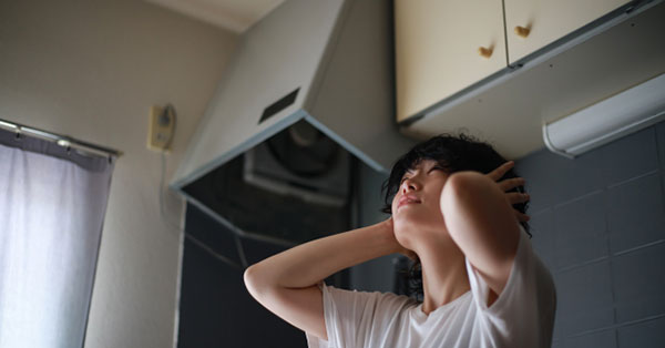 週一でクレーム、ベランダにトースト投げ込む人も…7割が経験した“ヤバい隣人”トラブル | 女性自身