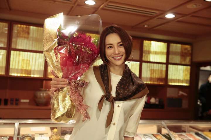 米倉涼子：「ドクターX」撮了　岸部一徳のサプライズに涙　「“不滅のドラマ”です！」 - MANTANWEB（まんたんウェブ）