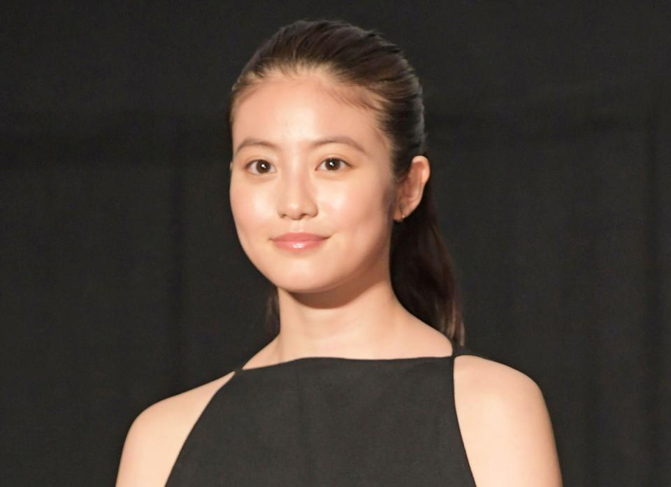 今田美桜　黒コーデにロエベの笑顔写真に「きゅん」殺到　8時間で28万超の反響