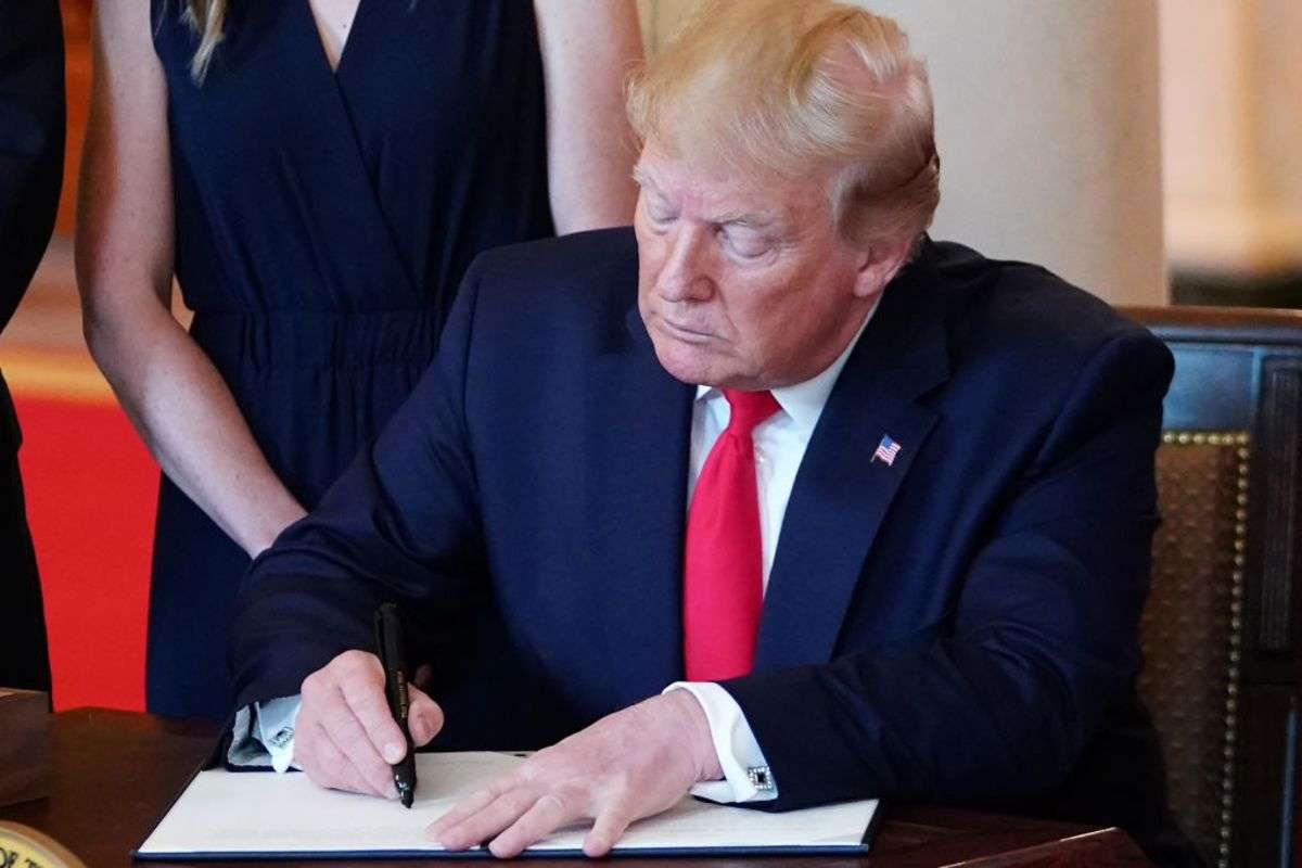 トランプ大統領、日米安保破棄の考え側近に漏らしていた－関係者 - Bloomberg