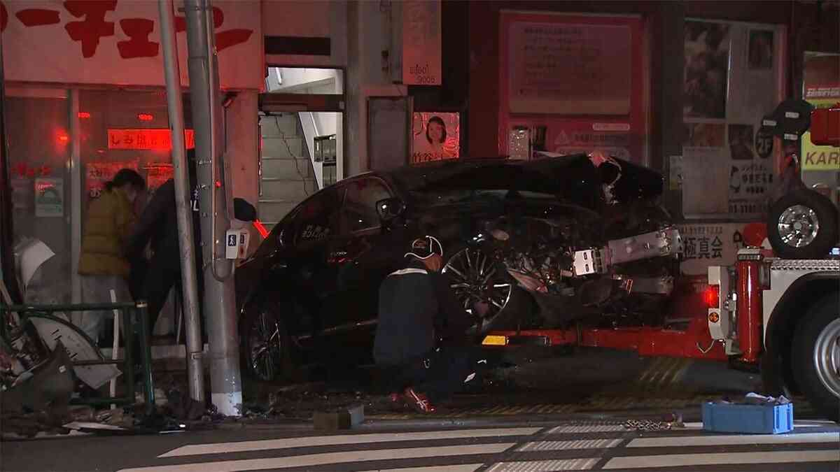 運転手 車を乗り捨て逃走中　歩道の電柱に突っ込む　東京・中野区
