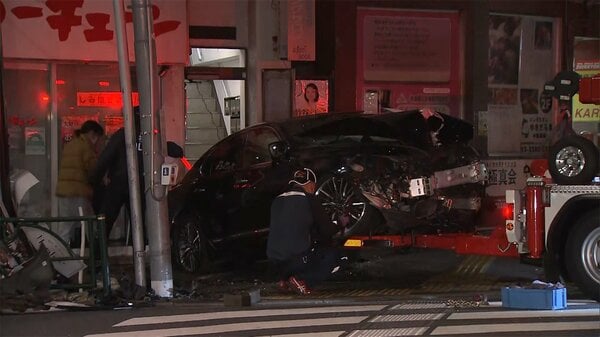 運転手 車を乗り捨て逃走中　歩道の電柱に突っ込む　東京・中野区